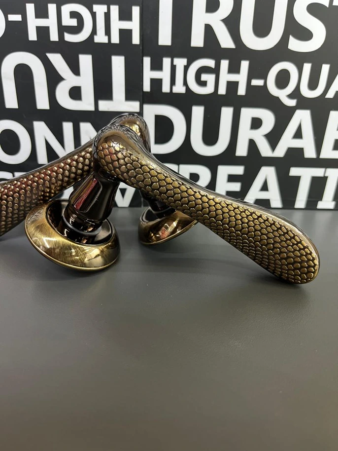 دستگیره رزت  باتیس مدل هلیا قهوه ای براق